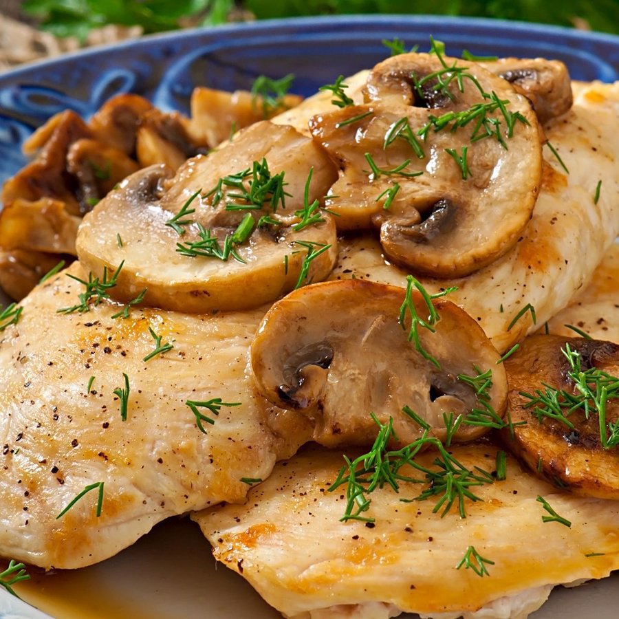 Pierś z kurczaka w sosie pieczarko-porowym