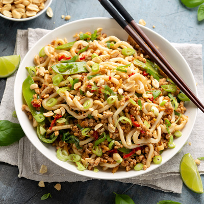 Makaron z kurczakiem i groszkiem cukrowym w sosie orzechowym