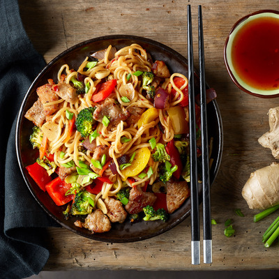 Azjatycka wieprzowina z makaronem