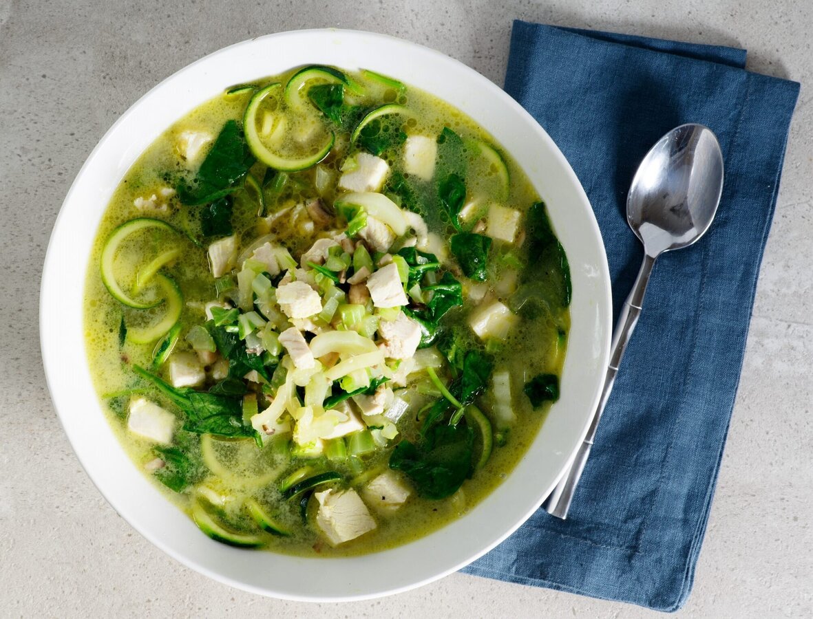 Zupa z makaronem z cukinii