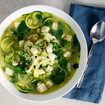 Zupa z makaronem z cukinii