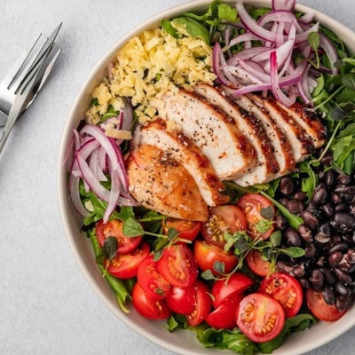 Sałatka z grillowanym kurczakiem BBQ